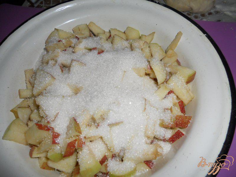 Фото приготовление рецепта: Домашние пирожки с яблоками шаг №3