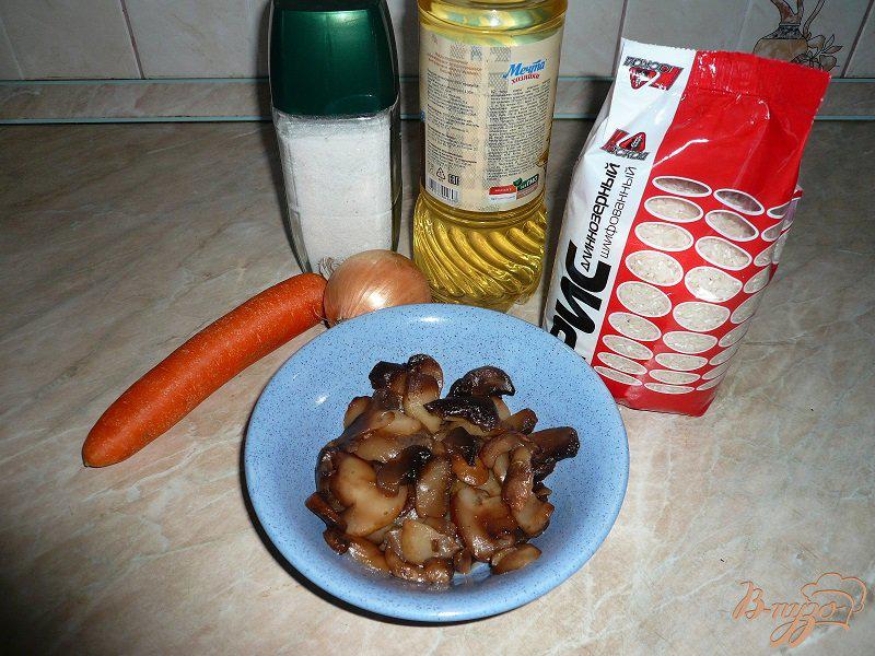 Фото приготовление рецепта: Рис с шампиньонами шаг №2