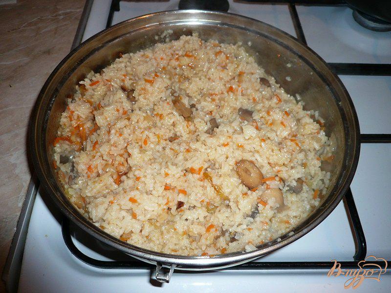 Фото приготовление рецепта: Рис с шампиньонами шаг №7
