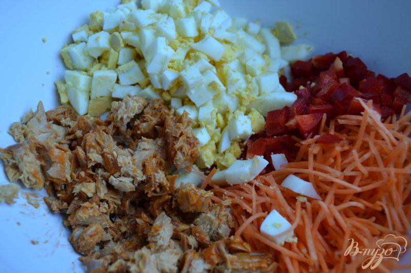 Фото приготовление рецепта: Салат с консервированной семгой и овощами шаг №2