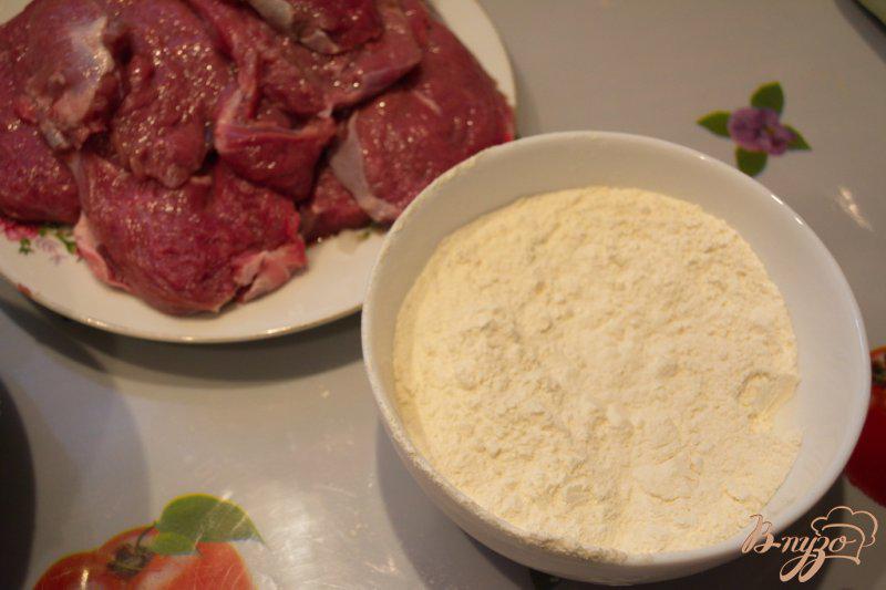 Фото приготовление рецепта: Вкусная говядина в сметанном соусе шаг №3