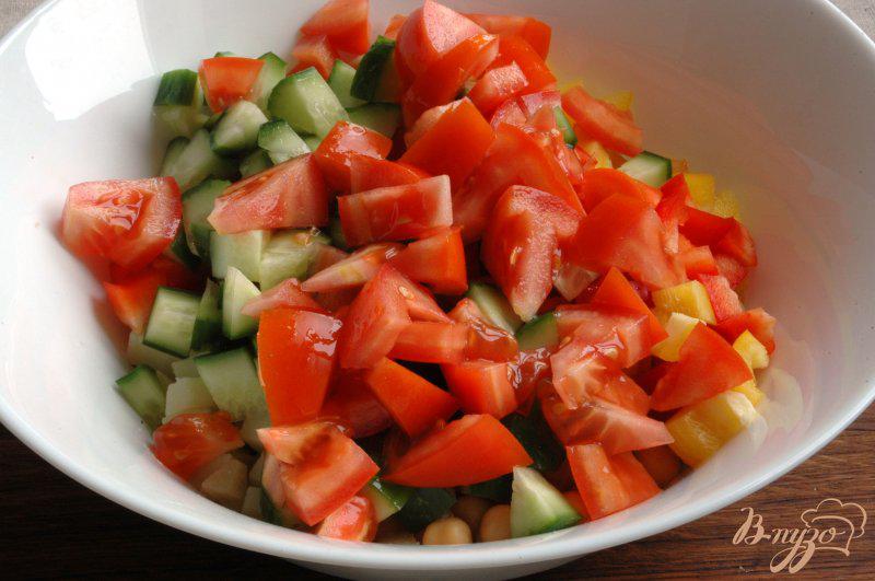 Фото приготовление рецепта: Салат с нутом и овощами шаг №5