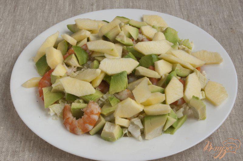 Фото приготовление рецепта: Салат с креветками и авокадо шаг №6