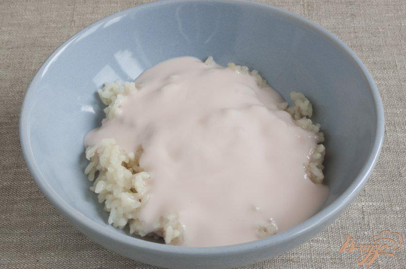 Фото приготовление рецепта: Рис с клубникой и йогуртом шаг №3