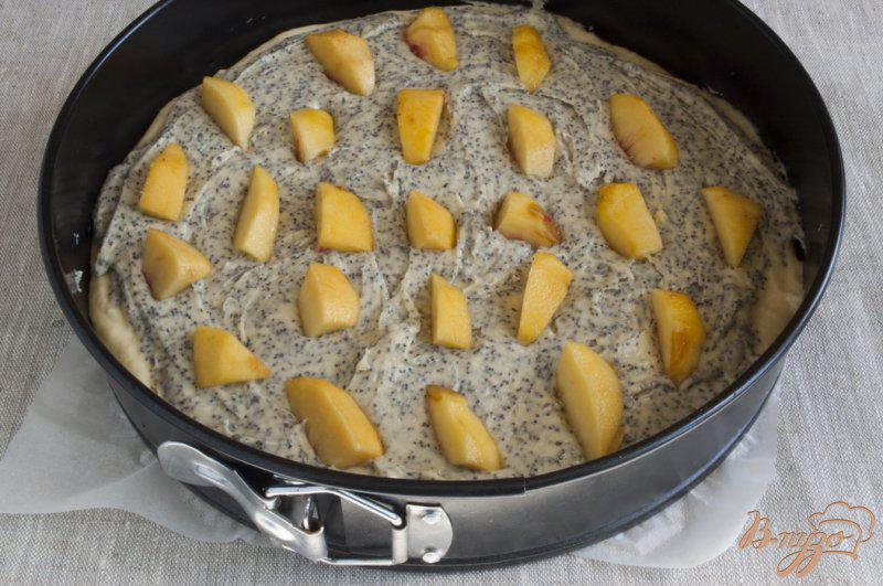 Фото приготовление рецепта: Пирог с маком и персиками шаг №13