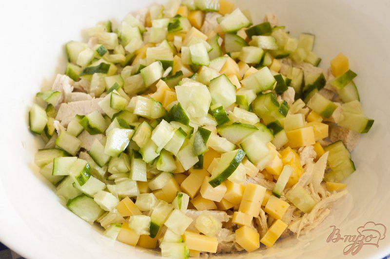 Фото приготовление рецепта: Салат с киви и куриным филе шаг №2