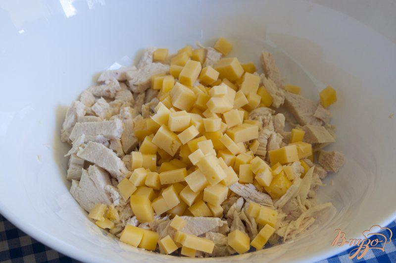Фото приготовление рецепта: Салат с киви и куриным филе шаг №1