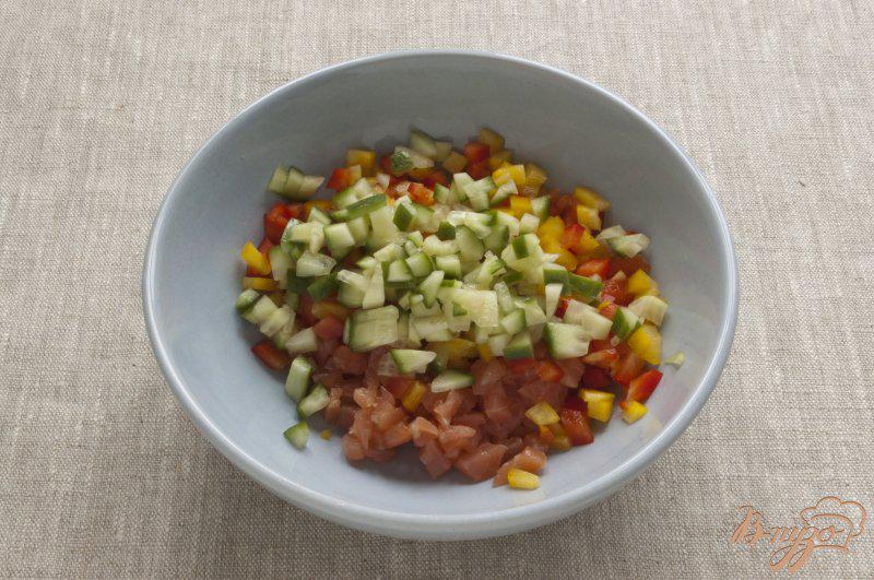 Фото приготовление рецепта: Салат с рыбой и овощами. шаг №3