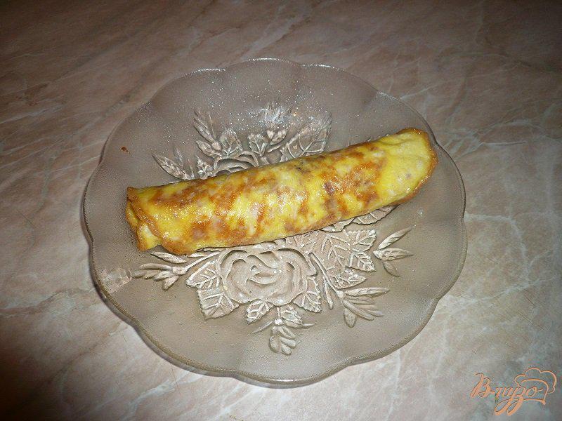 Фото приготовление рецепта: Омлет-ролл с куриным мясом шаг №9