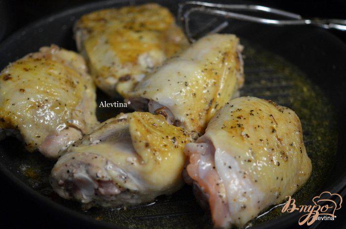 Фото приготовление рецепта: Куриные бедрышки с пряным соусом ревеня шаг №5