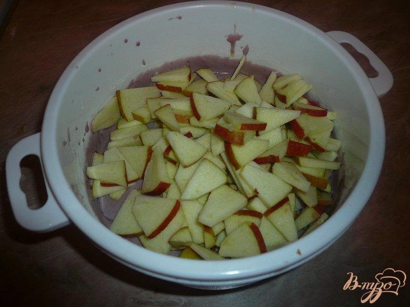 Фото приготовление рецепта: Яблочная шарлотка с вареньем шаг №8