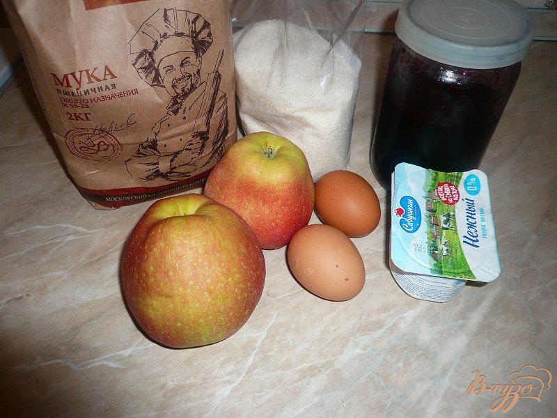 Фото приготовление рецепта: Яблочная шарлотка с вареньем шаг №1
