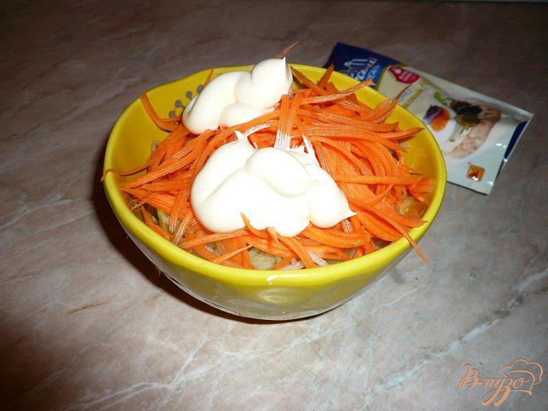 Фото приготовление рецепта: Салат из зеленой редьки с морковью и капустой шаг №5