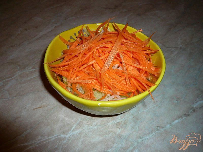 Фото приготовление рецепта: Салат из зеленой редьки с морковью и капустой шаг №4