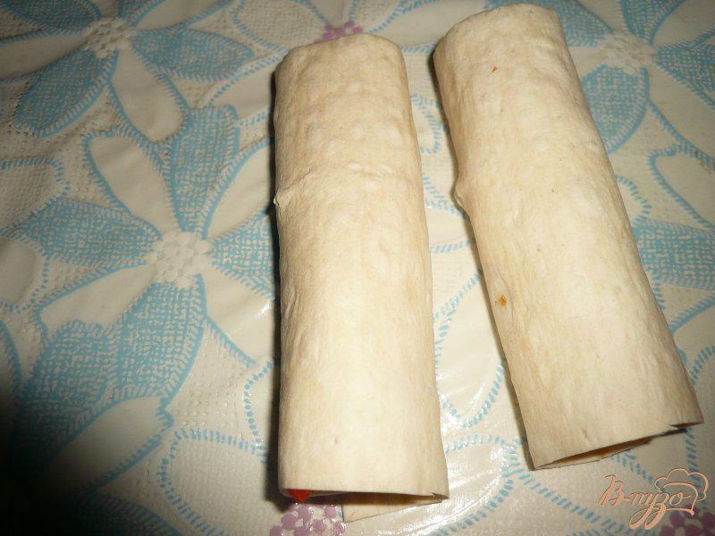 Фото приготовление рецепта: Рулетики из лаваша с сыром и сладким болгарским перцем шаг №4