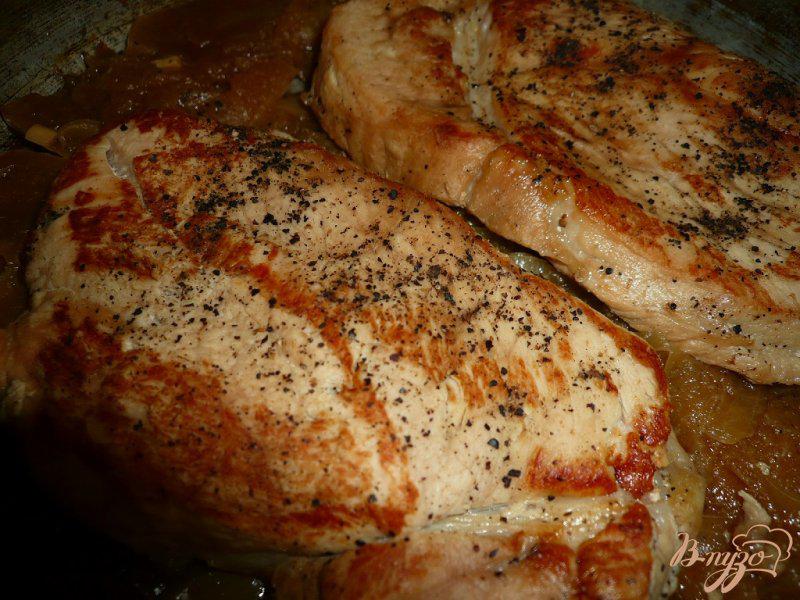 Фото приготовление рецепта: Свинина с яблочно-луковым соусом шаг №8