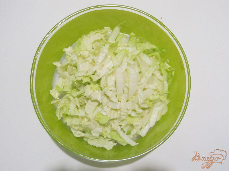 Фото приготовление рецепта: Салат из пекинской капусты и киви шаг №2
