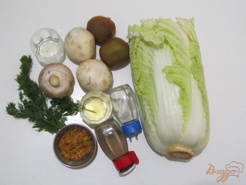 Фото приготовление рецепта: Салат из пекинской капусты и киви шаг №1