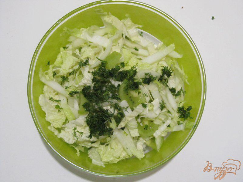 Фото приготовление рецепта: Салат из пекинской капусты и киви шаг №4