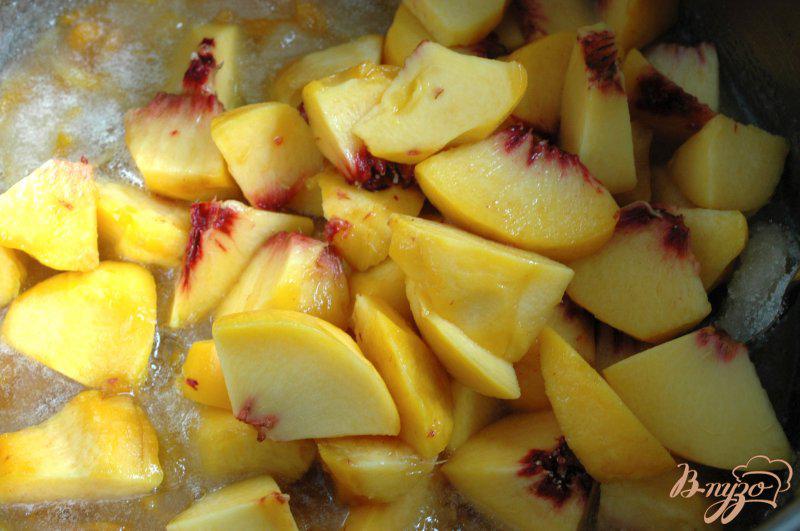 Фото приготовление рецепта: Персиковое варенье с курагой и кардамоном шаг №4