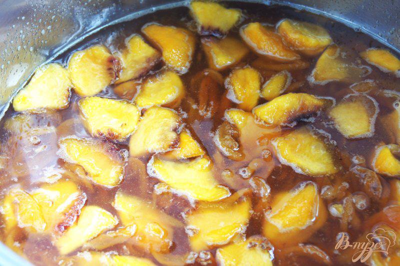 Фото приготовление рецепта: Персиковое варенье с курагой и кардамоном шаг №5