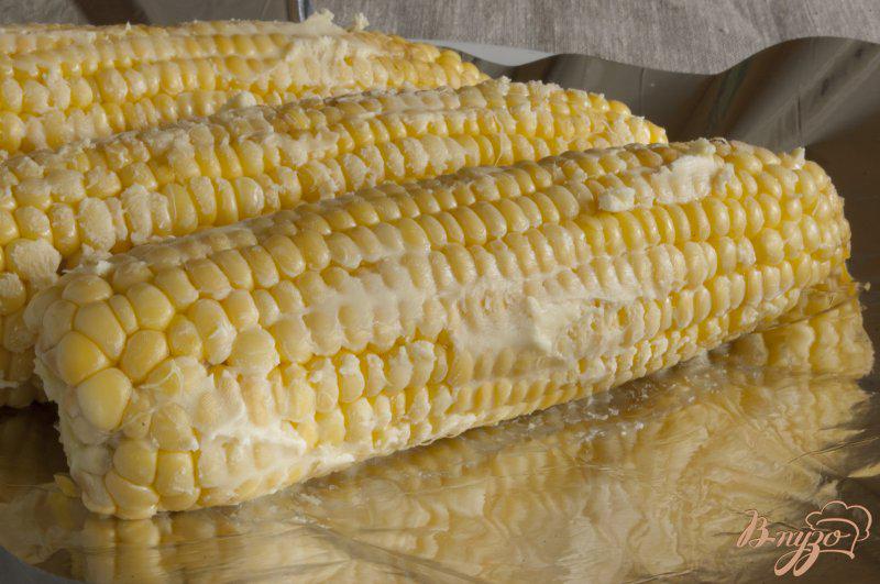 Фото приготовление рецепта: Кукуруза, запеченная в фольге шаг №3