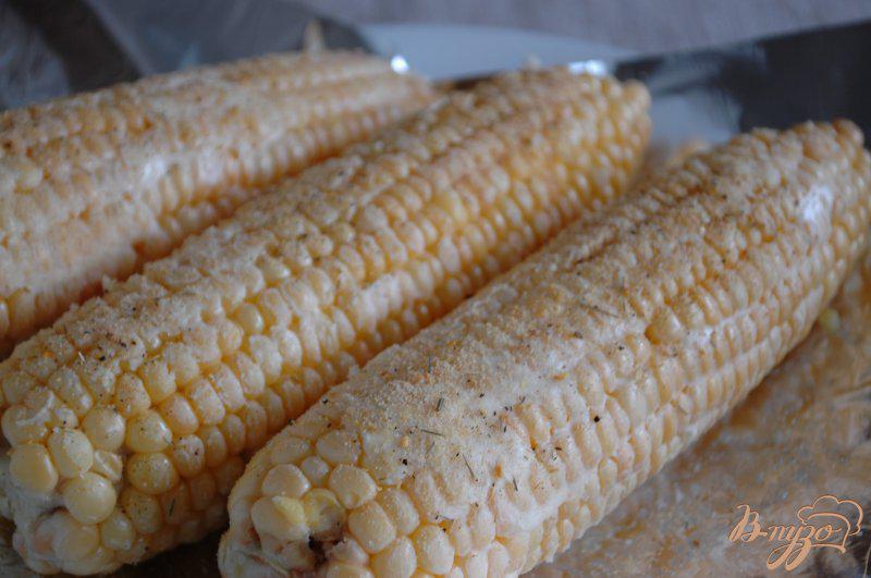 Фото приготовление рецепта: Кукуруза, запеченная в фольге шаг №4