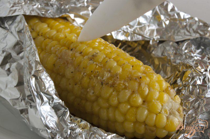 Фото приготовление рецепта: Кукуруза, запеченная в фольге шаг №6