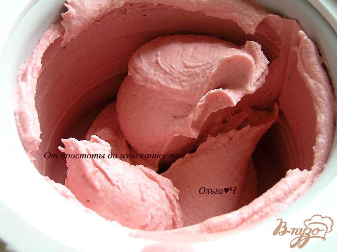 Фото приготовление рецепта: Малиново-черничное мороженое с мятным сиропом шаг №4