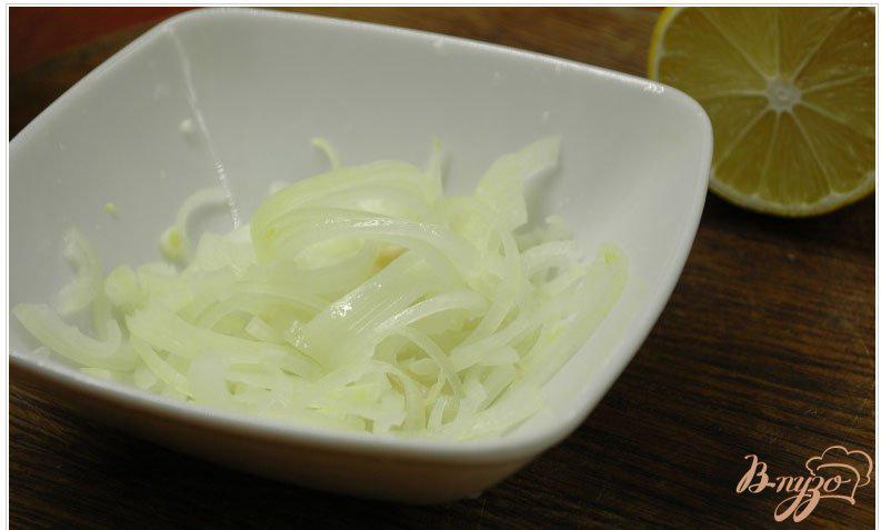 Фото приготовление рецепта: Салат с помидорами, копченой скумбрией и яйцами шаг №1