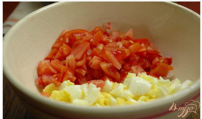 Фото приготовление рецепта: Салат с помидорами, копченой скумбрией и яйцами шаг №2