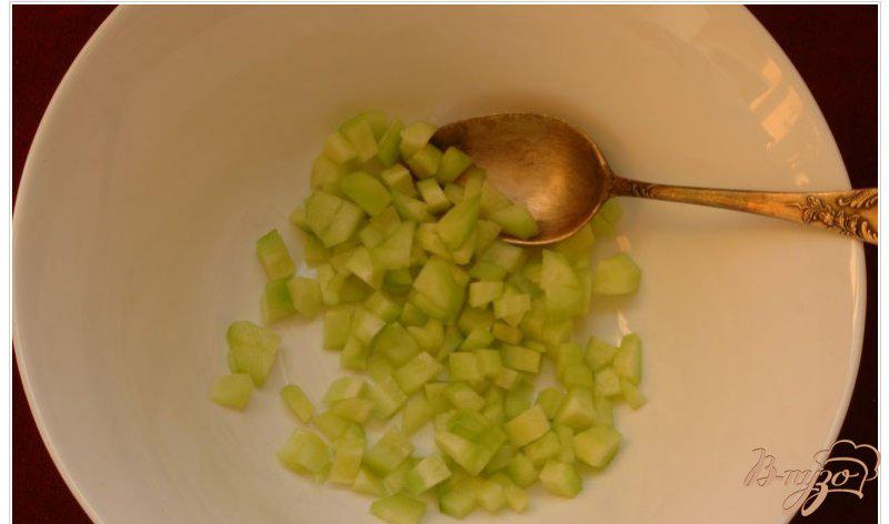 Фото приготовление рецепта: Салат с копченой скумбрией шаг №1