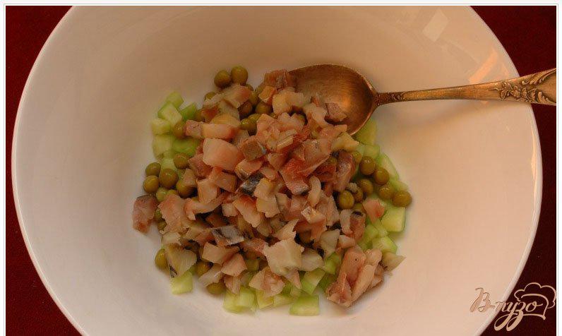 Фото приготовление рецепта: Салат с копченой скумбрией шаг №4