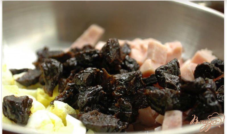 Фото приготовление рецепта: Салат с ветчиной и черносливом шаг №4