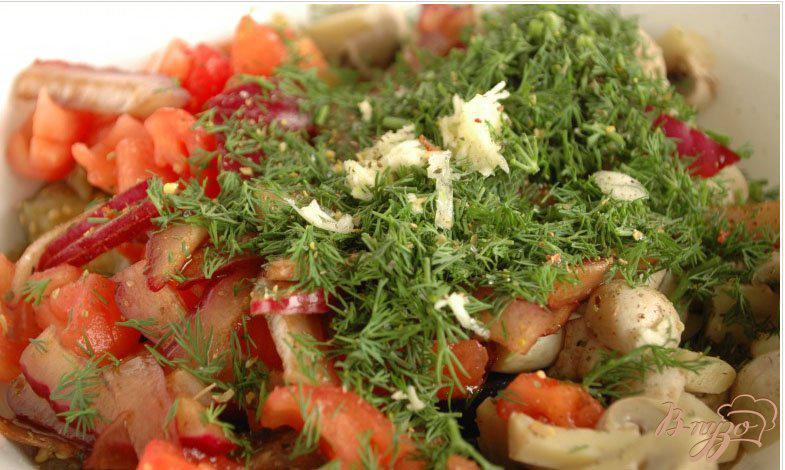 Фото приготовление рецепта: Салат из печеных овощей с маслинами и шампиньонами шаг №8