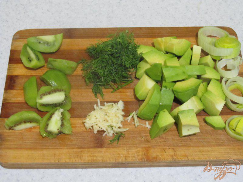 Фото приготовление рецепта: Закуска из авокадо и киви шаг №2