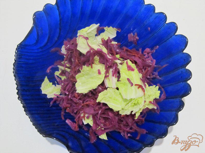Фото приготовление рецепта: Салат из пекинской и краснокочанной капусты шаг №3