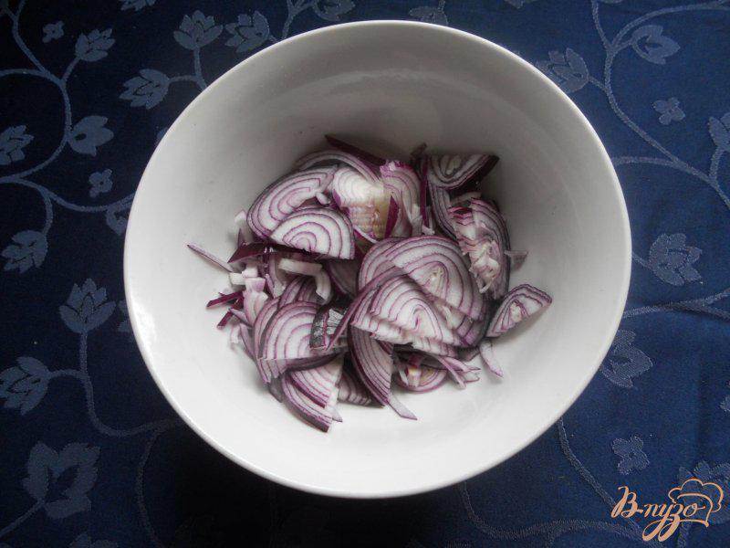 Фото приготовление рецепта: Салат луковый с яблоком и колбасным сыром шаг №1