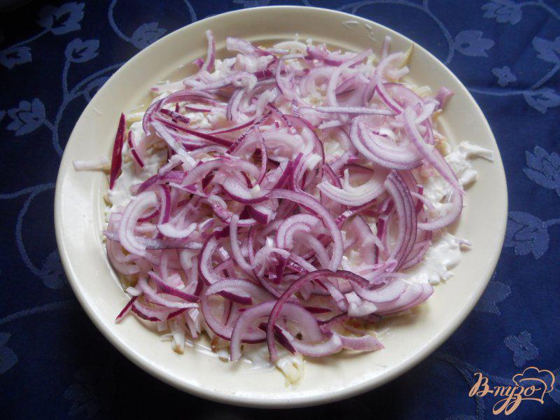 Фото приготовление рецепта: Салат луковый с яблоком и колбасным сыром шаг №4