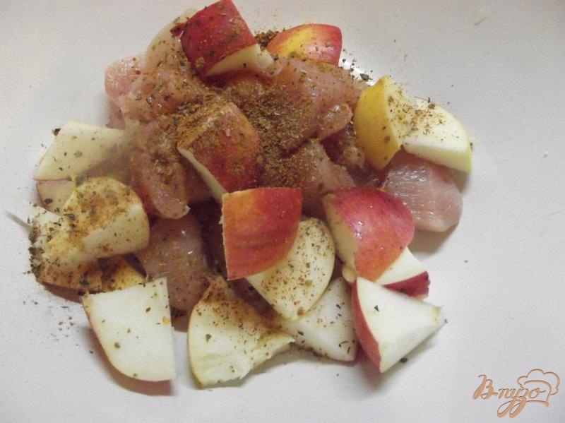 Фото приготовление рецепта: Куриное филе в рукаве с яблоками шаг №4