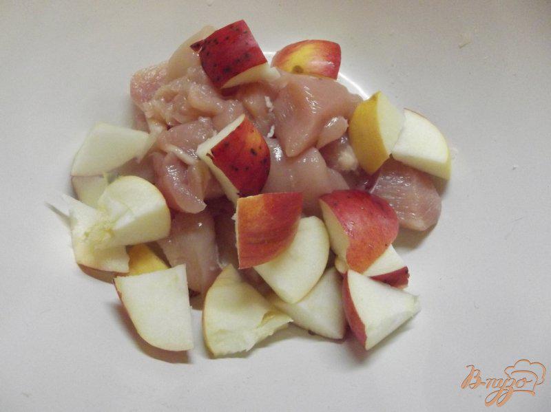 Фото приготовление рецепта: Куриное филе в рукаве с яблоками шаг №3