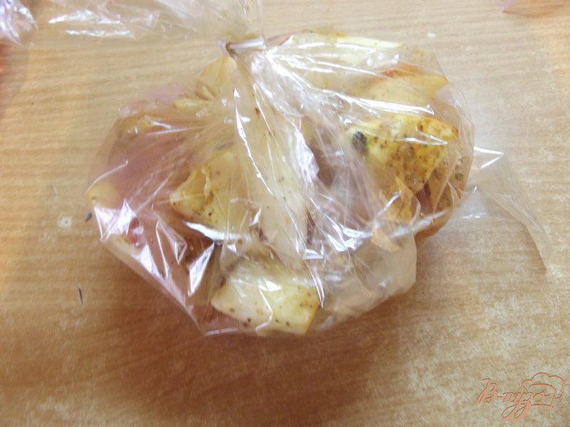 Фото приготовление рецепта: Куриное филе в рукаве с яблоками шаг №5