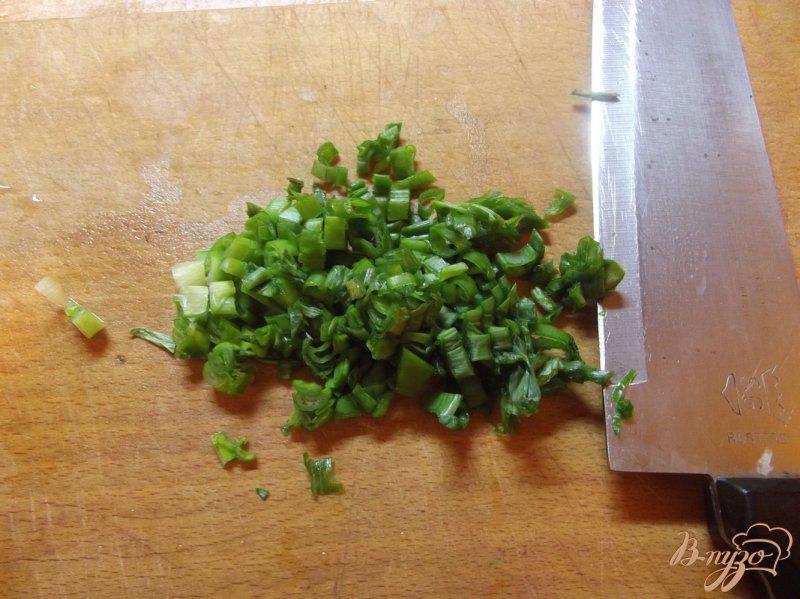 Фото приготовление рецепта: Салат с зеленым гороком шаг №2