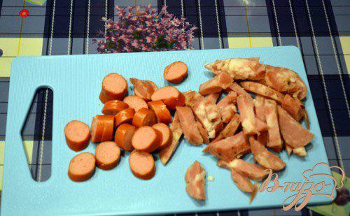 Фото приготовление рецепта: Паста с колбасой с горчичной заправкой шаг №2