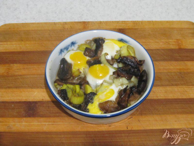 Фото приготовление рецепта: Запеченные шампиньоны под перепелинными яйцами шаг №5
