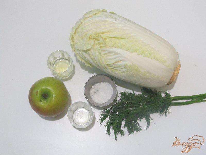Фото приготовление рецепта: Салат из пекинской капусты и яблоком шаг №1
