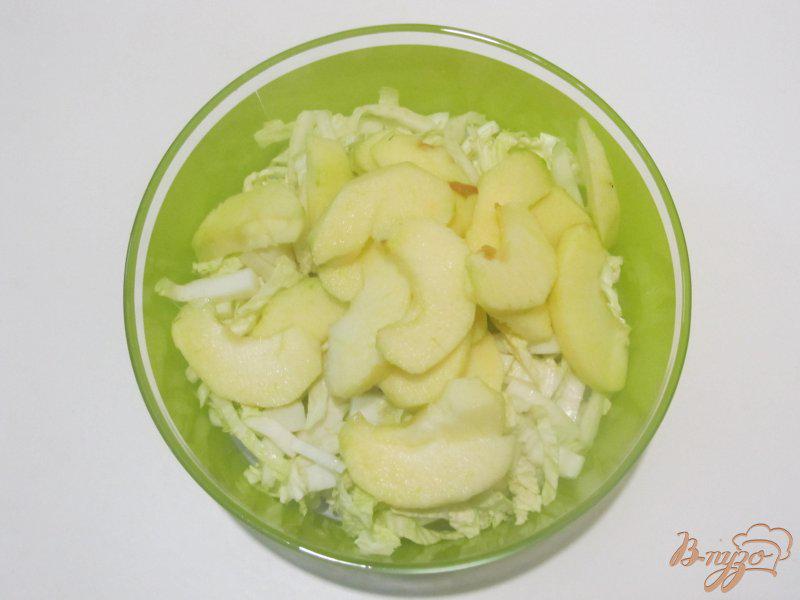 Фото приготовление рецепта: Салат из пекинской капусты и яблоком шаг №3