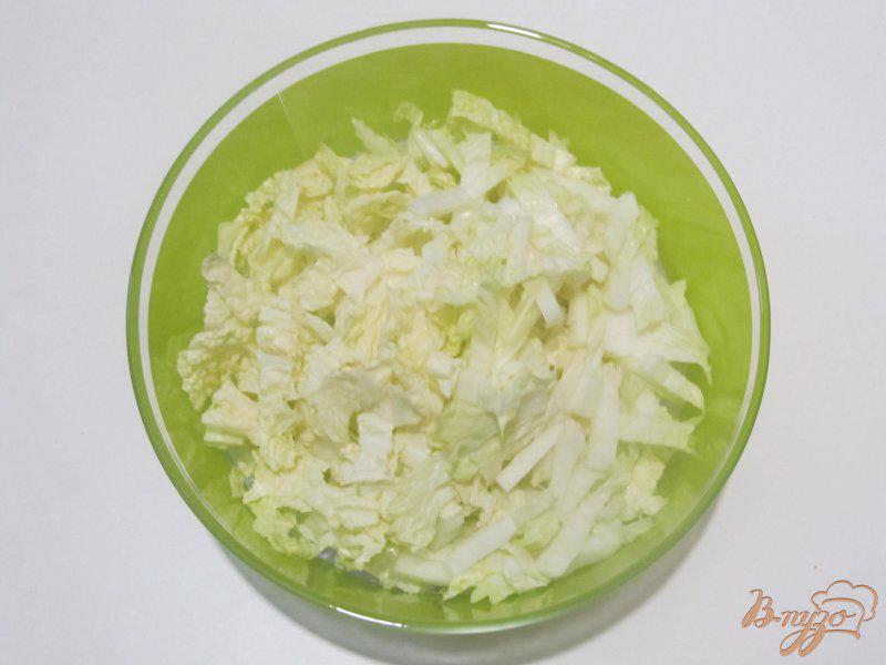 Фото приготовление рецепта: Салат из пекинской капусты и яблоком шаг №2