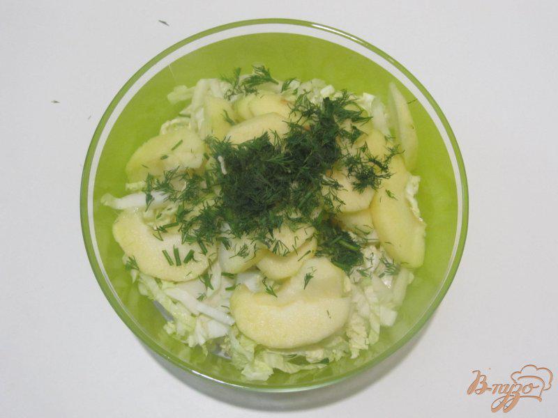 Фото приготовление рецепта: Салат из пекинской капусты и яблоком шаг №4