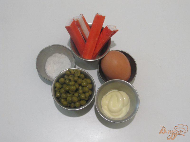 Фото приготовление рецепта: Салат с крабовыми палочками и зеленым горошком шаг №1